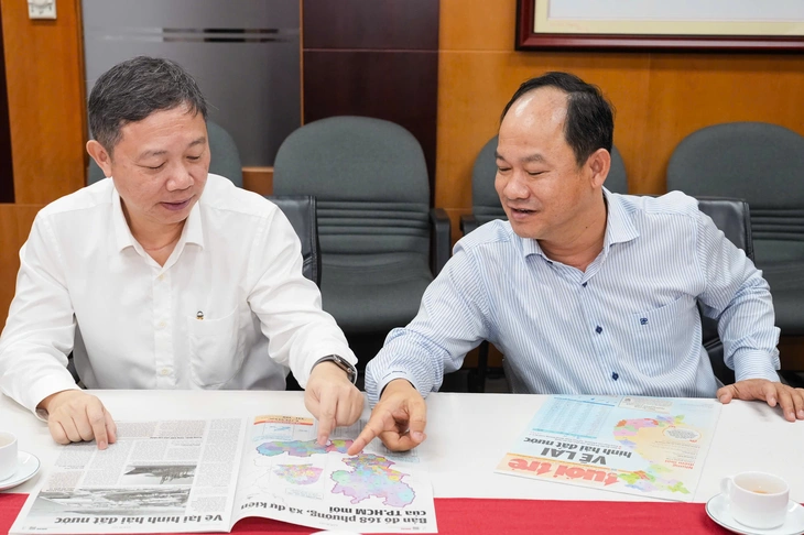 Bí thư Quận ủy Quận 1 Dương Anh Đức cùng Chủ tịch UBND Quận 1 Lê Đức Thanh xem bản đồ dự kiến 168 phường, xã mới của TP.HCM Bí thư Quận ủy Quận 1 Dương Anh Đức cùng Chủ tịch UBND Quận 1 Lê Đức Thanh xem bản đồ dự kiến 168 phường, xã mới của TP.HCM