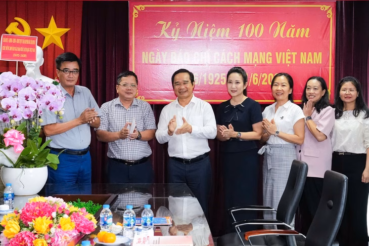 Chủ tịch TP.HCM Nguyễn Văn Được thăm, chúc mừng cơ quan báo chí Chủ tịch TP.HCM Nguyễn Văn Được thăm, chúc mừng cơ quan báo chí