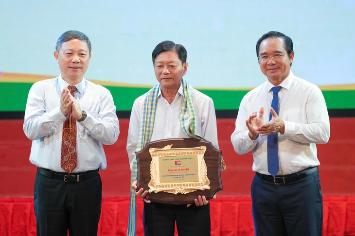 Tặng quà tri ân cho cán bộ Tặng quà tri ân
