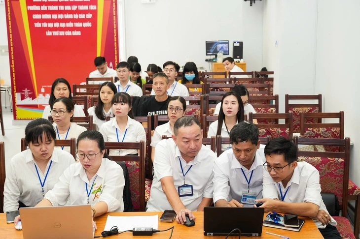 TP.HCM vận hành thử nghiệm chính quyền số tại 168 phường, xã mới Cán bộ, nhân viên phường Bến Thành trong kỳ vận hành thử nghiệm lần 2
