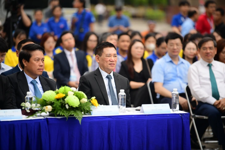 Phó thủ tướng Hồ Đức Phớc đọc báo Tuổi Trẻ Phó thủ tướng Hồ Đức Phớc đọc báo Tuổi Trẻ