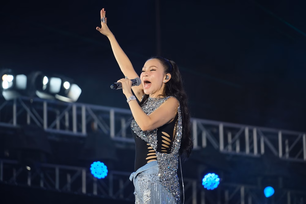 Thu Minh và con trai trên sân khấu.