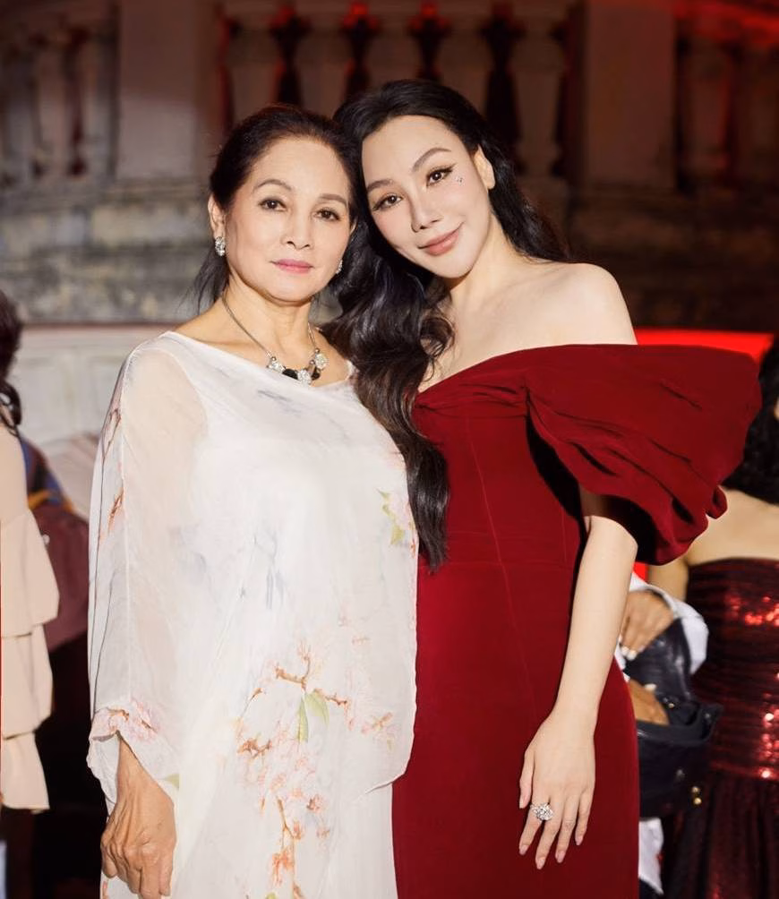 Nữ nghệ sĩ và học trò Hồ Quỳnh Hương Nữ nghệ sĩ và học trò Hồ Quỳnh Hương