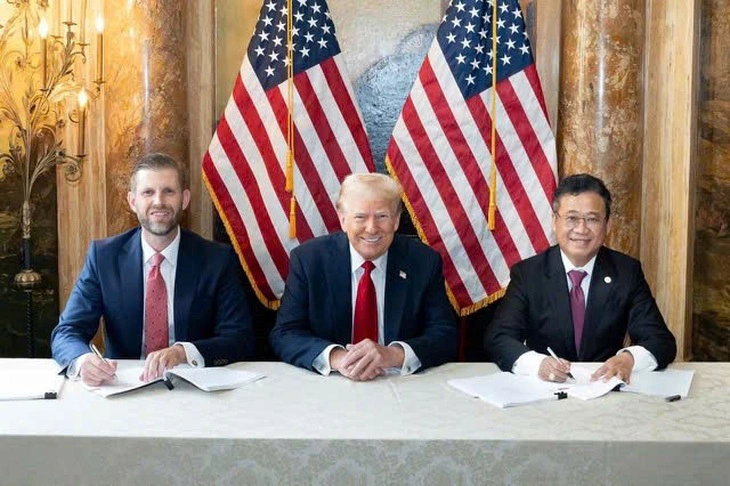 Ông Eric Trump, phó chủ tịch điều hành The Trump Organization và ông Đặng Thành Tâm, chủ tịch KBC, ký thỏa thuận hợp tác Công ty ông Đặng Thành Tâm 'ế'147 triệu cổ phiếu, loạt nhà đầu tư 'chạy' phút chót - Ảnh1.