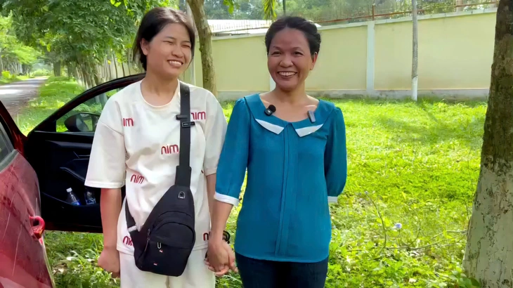 Nụ cười của mẹ Hai mẹ con gặp lại nhau