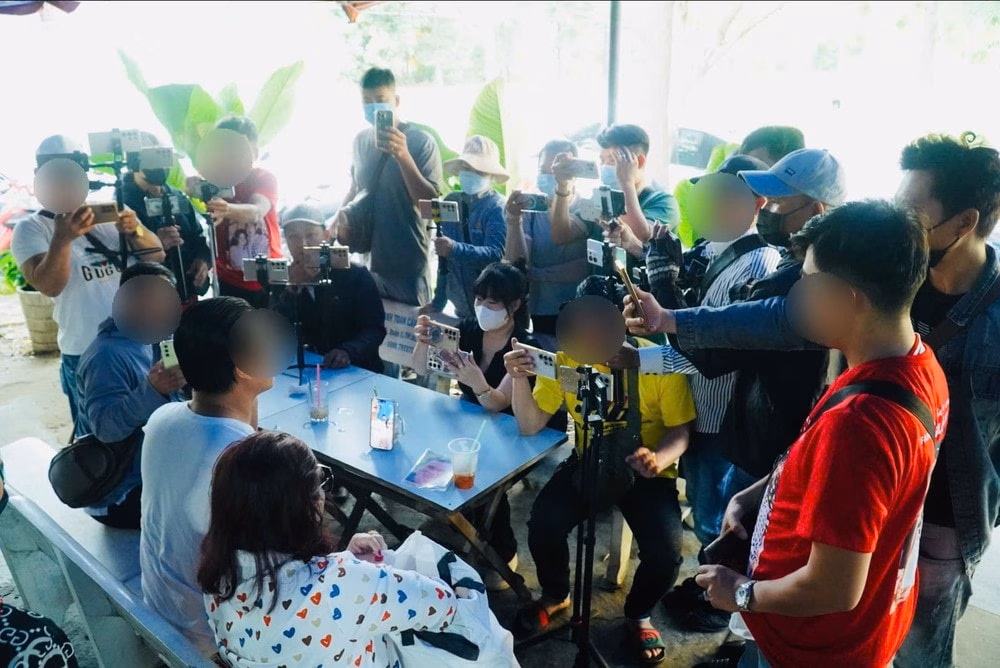Thiết bị ghi hình trước cổng tòa Thiết bị ghi hình trước cổng tòa