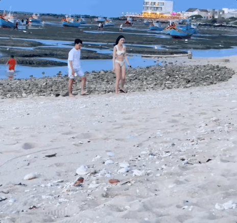 Cặp đôi đi du lịch ở đảo Phú Quý Cặp đôi đi du lịch ở đảo Phú Quý