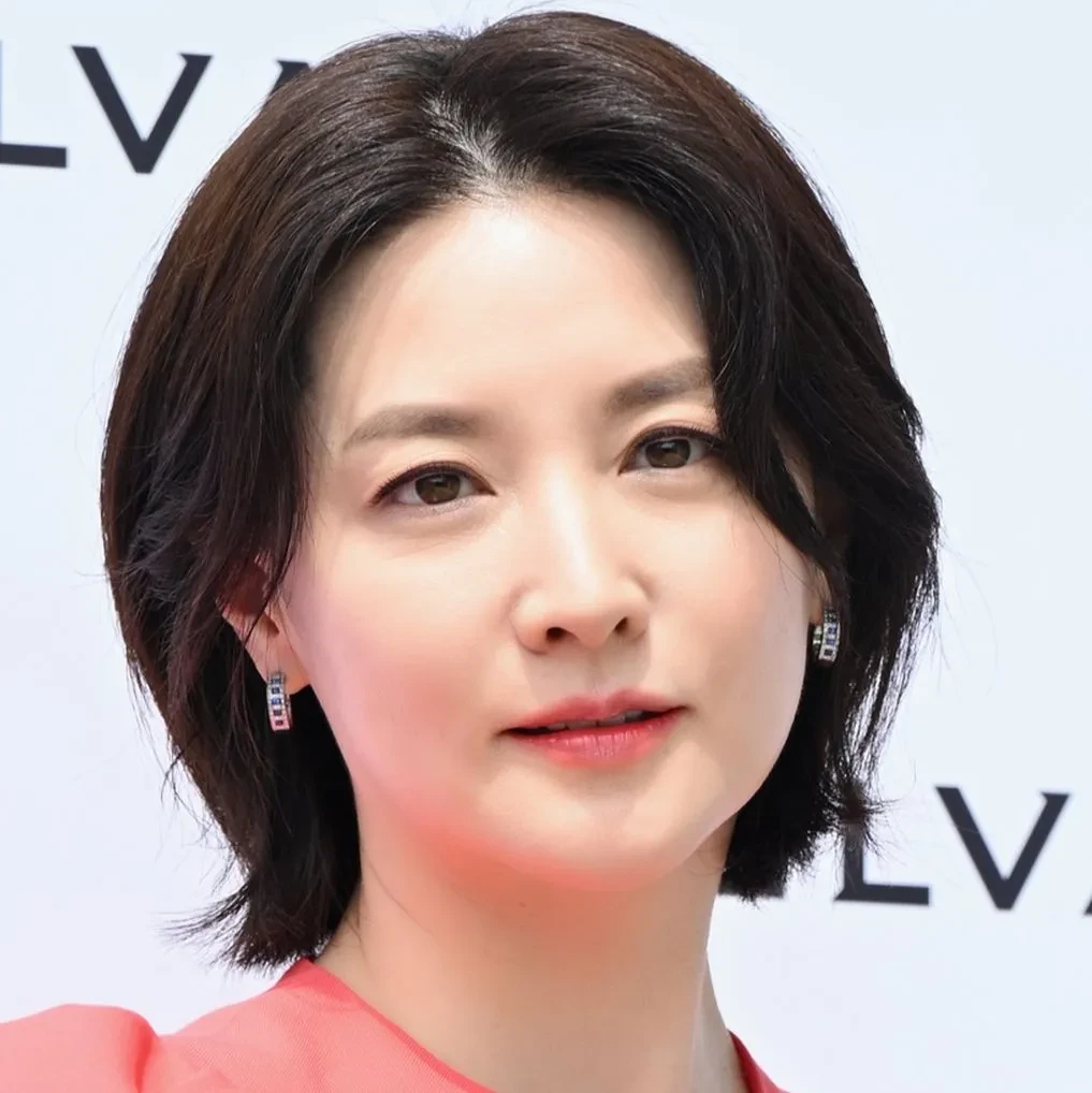 Lee Young Ae quyên góp cho quỹ xây đài tưởng niệm