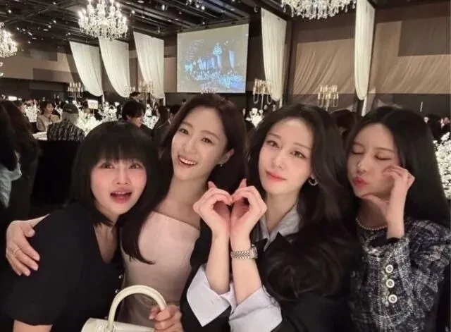 Han Sun Hwa và Song Ji Eun từng là thành viên Secret Han Sun Hwa không tham dự đám cưới của Song Ji Eun