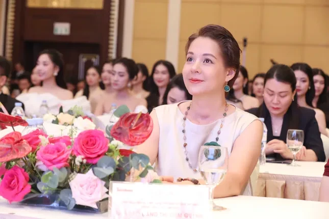 MC Diễm Quỳnh trò chuyện cùng các thí sinh MC Diễm Quỳnh trò chuyện cùng các thí sinh Hoa hậu Việt Nam