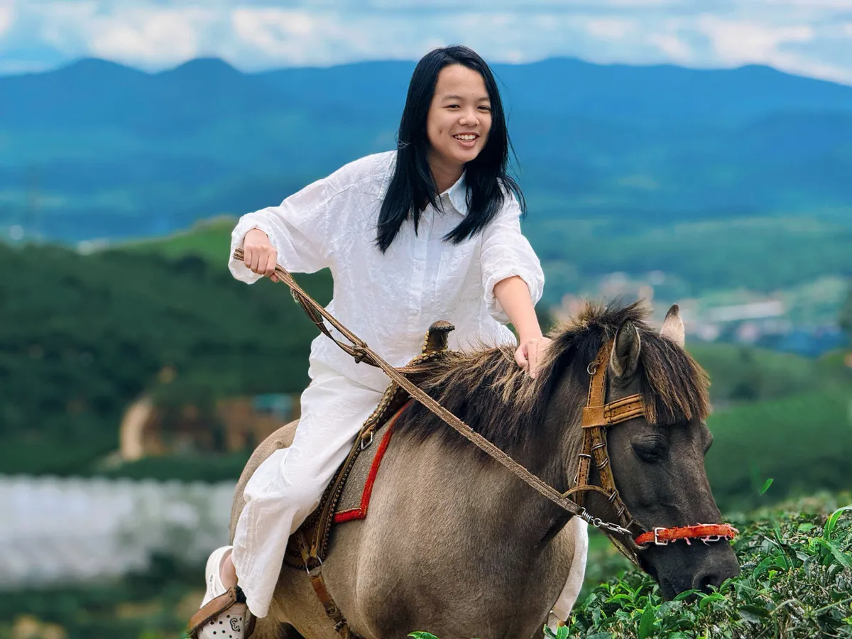 Kim trở thành người bạn đưa du khách qua đồi chè Kim trở thành người bạn đưa du khách qua đồi chè