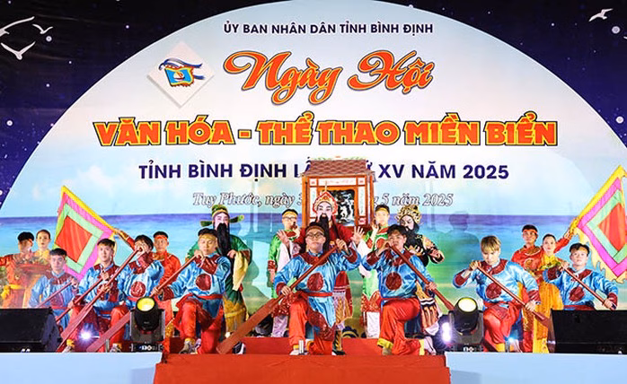 Tiết mục khai hội tái hiện Lễ hội cầu ngư Tiết mục khai hội trong đêm khai mạc tái hiện Lễ hội cầu ngư mang đậm bản sắc ngư dân miền biển