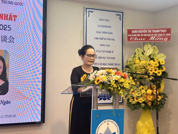 Nhà văn Bích Ngân phát biểu Nhà văn Bích Ngân phát biểu khai mạc chương trình giao lưu