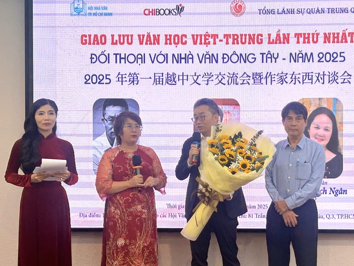 Nhà văn Đông Tây cảm ơn độc giả Nhà văn Đông Tây gửi lời cảm ơn đến độc giả