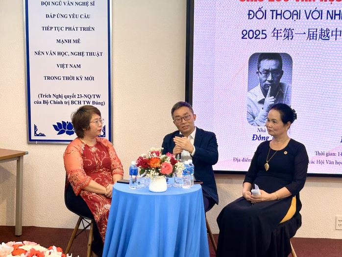 Giao lưu văn học Việt Trung Tác giả tiểu thuyết Hối hận giao lưu tại TP HCM