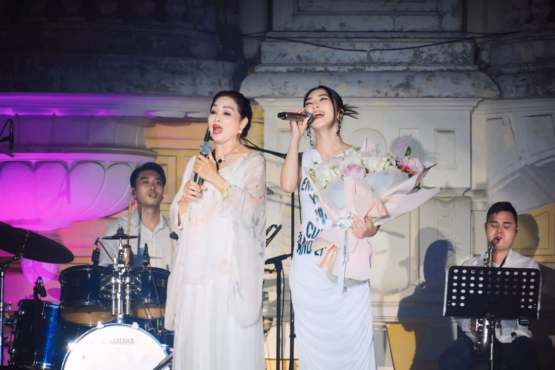 Hương Tràm và NSND Hà Thủy Hương Tràm hát cùng cô giáo