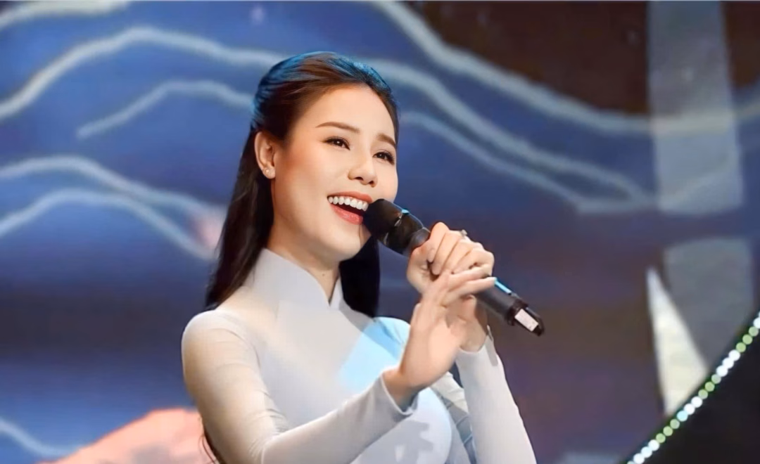 Lam Ngọc giữ nét dân gian trong giọng hát. Lam Ngọc giữ nét dân gian trong giọng hát.
