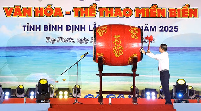 Phó Chủ tịch UBND tỉnh Bình Định Nguyễn Tự Công Hoàng đánh trống khai mạc Ngày hội Phó Chủ tịch UBND tỉnh Bình Định Nguyễn Tự Công Hoàng đánh trống khai mạc Ngày hội Văn hóa - Thể thao miền biển Bình Định