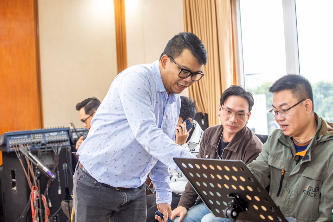 Nhạc sĩ Hồng Kiên - giám đốc âm nhạc liveshow 'Quê hương' Nhạc sĩ Hồng Kiên - giám đốc âm nhạc liveshow 'Quê hương'