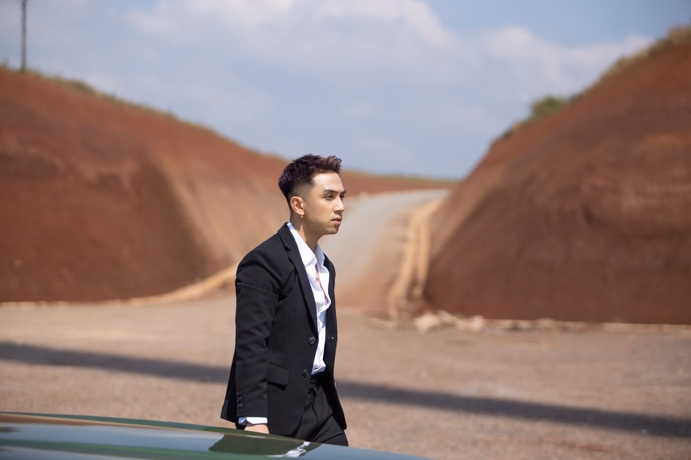 Dương Edward chôn chiếc nhẫn đính ước trong MV Rung Động Dương Edward chôn chiếc nhẫn đính ước trong MV Rung Động
