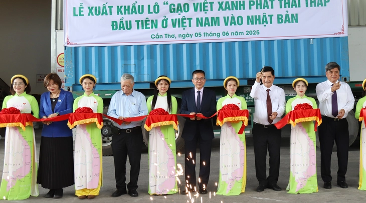Lễ xuất khẩu lô hàng 'Gạo Việt xanh phát thải thấp' sang Nhật Bản