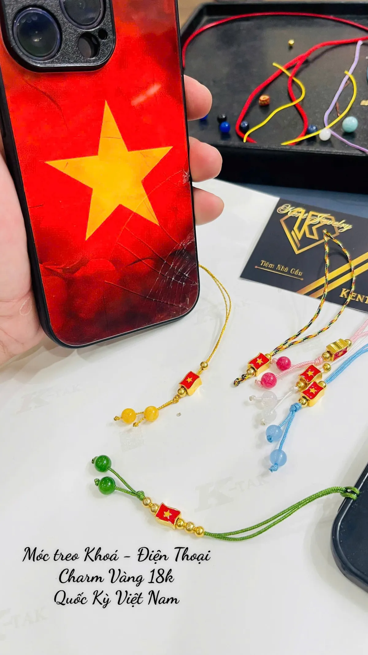 Charm vàng Quốc kỳ: Trang sức yêu nước dịp Giải Phóng và Quốc Khánh - Ảnh5. Charm vàng Quốc kỳ: Trang sức yêu nước dịp Giải Phóng và Quốc Khánh - Ảnh5.