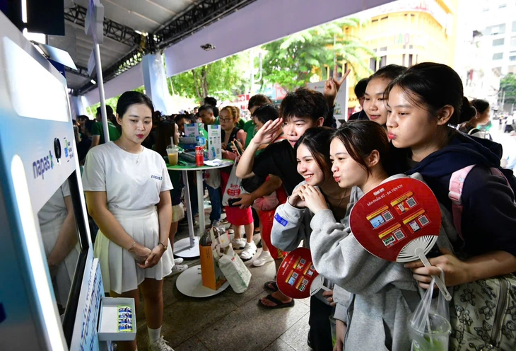 Việt Nam dẫn đầu thế giới về thanh toán tài khoản qua tài khoản Khách hàng chụp ảnh lấy liền tại gian trưng bày của Papas