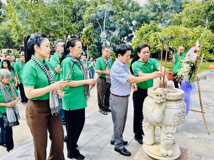 Lãnh đạo thắp hương tại Ngục Kon Tum Lãnh đạo TP HCM thắp hương tại tượng đài Ngục Kon Tum