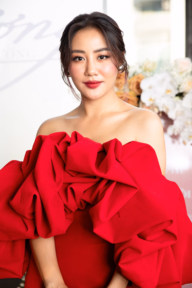 Văn Mai Hương và Lân Nhã Văn Mai Hương và Lân Nhã trên sân khấu