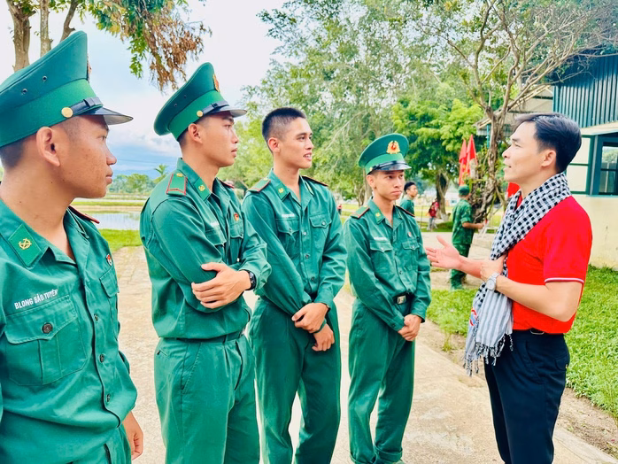 Trò chuyện với các chiến sĩ MC ca sĩ La Chí Hùng trò chuyện với các chiến sĩ