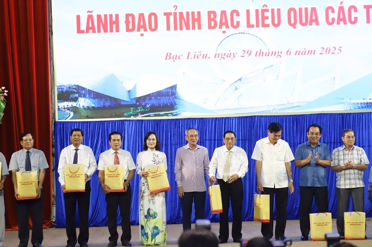 Lãnh đạo tỉnh Bạc Liêu các thời kỳ nhận quà lưu niệm Cà Mau - Ảnh3.