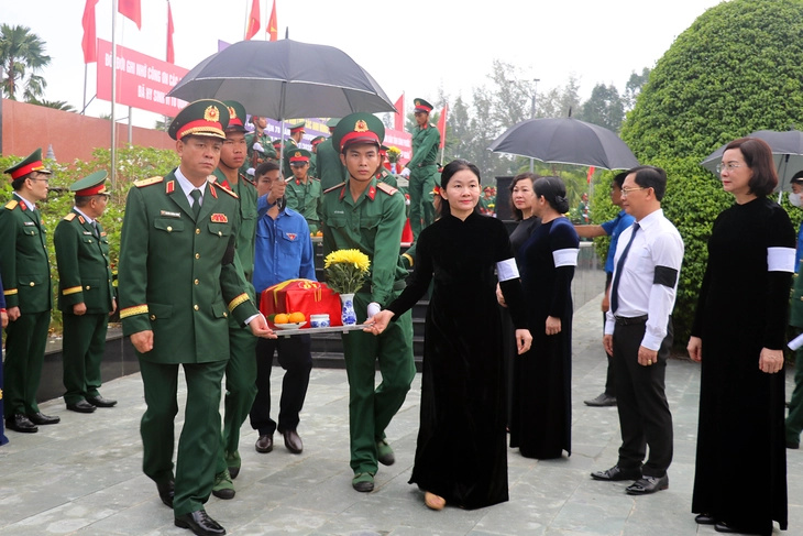 Lòng biết ơn sâu sắc qua từng nghi thức Lực lượng vũ trang, lãnh đạo tỉnh Bình Phước đưa tiễn hài cốt các liệt sĩ về nơi an nghỉ cuối cùng