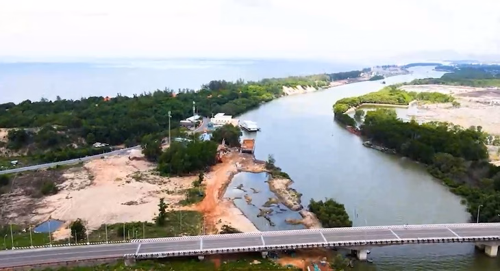 Cảnh từ bến Lộc An nhìn ra biển. Cảnh từ bến Lộc An nhìn ra biển.