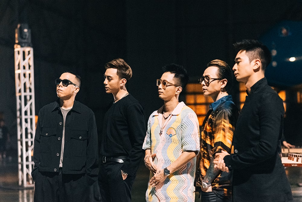 Touliver và các thành viên SpaceSpeakers Touliver, Soobin, Rhymastic, Binz, SlimV trong MV Nhanh lên nhé