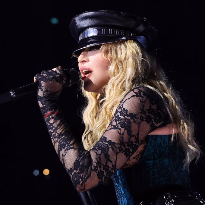 Madonna trình diễn Madonna trình diễn