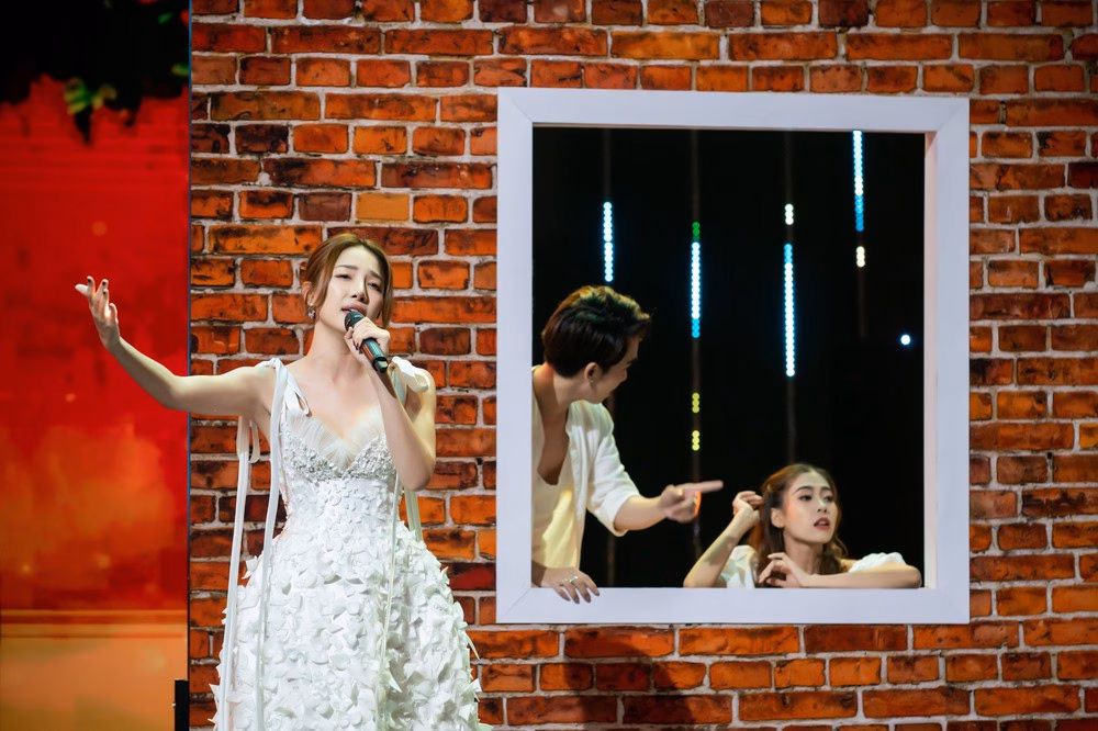 Minh Khuê trình diễn trên sân khấu Trời sinh một cặp Minh Khuê trình diễn trên sân khấu Trời sinh một cặp