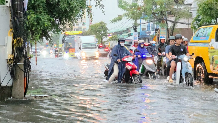 Cần Thơ tiếp tục hứng chịu đợt mưa lớn sau cơn mưa lịch sử ngày 20-6 khiến nhiều khu vực bị n Cần Thơ - Ảnh1.