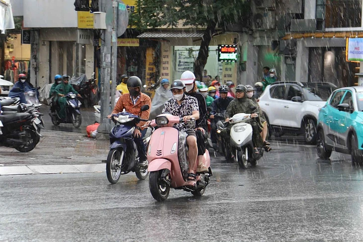 Mưa to chiều 7-6 bất ngờ khiến người đi đường không kịp mặc áo mưa trên đường Hai Bà Trưng (quận 1)