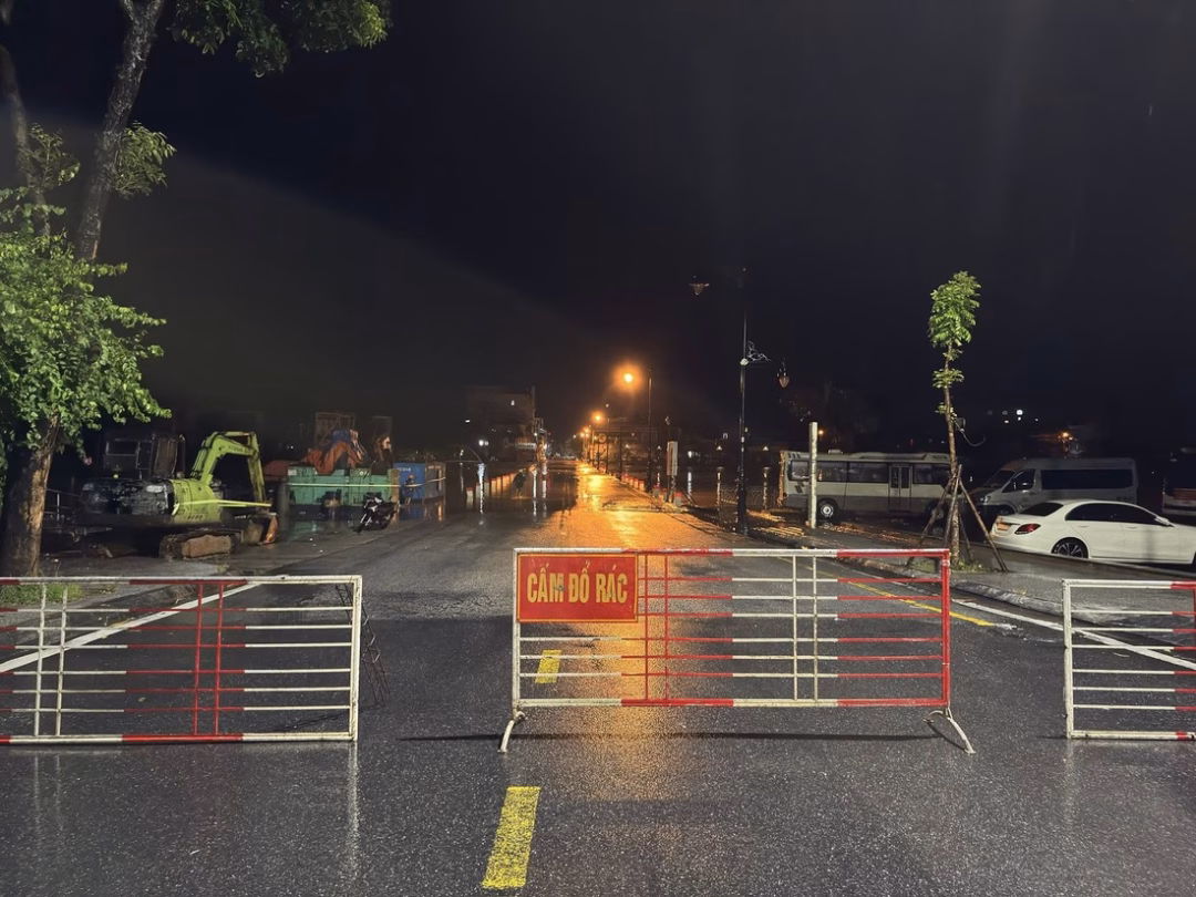 Xả nước từ các hồ thủy điện Đập Đá trên sông Hương nước tràn lên đường
