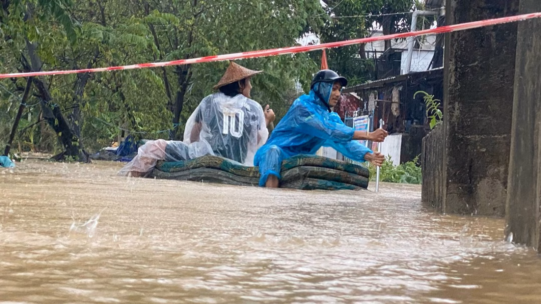 Ngập lụt trên diện rộng Nước dâng lên cao ở đường Nguyễn Lộ Trạch