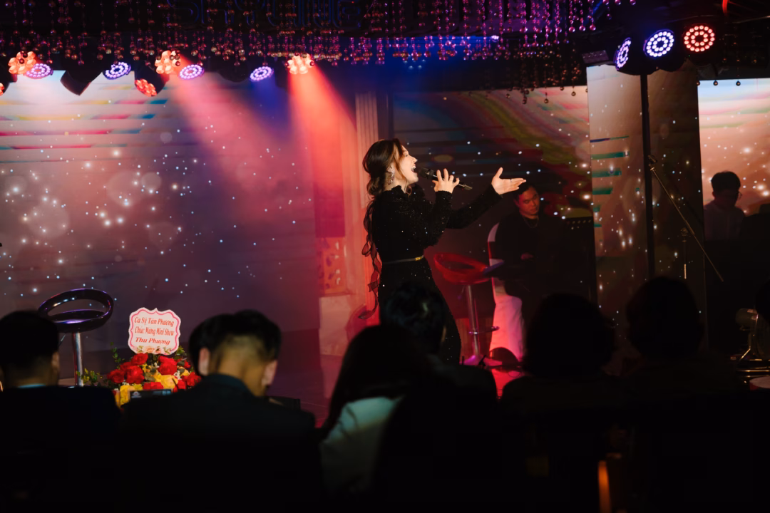Thu Phượng cùng khách mời trên sân khấu. Thu Phượng cùng khách mời trên sân khấu.