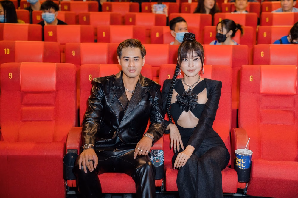 Cao Thái Hà hỗ trợ Khải Đăng trong quá trình quay MV Cao Thái Hà hỗ trợ Khải Đăng trong quá trình quay MV