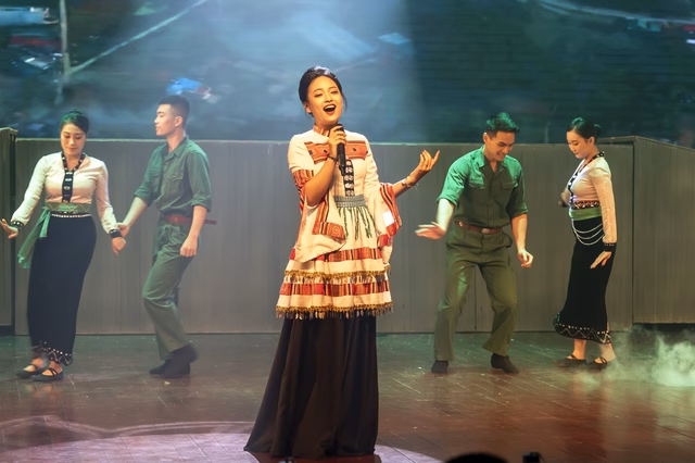 Trung sĩ Bùi Thị Ngọc Trâm - học trò của Đại úy, ca sĩ Lương Nguyệt Anh Trung sĩ Bùi Thị Ngọc Trâm - học trò của Đại úy, ca sĩ Lương Nguyệt Anh