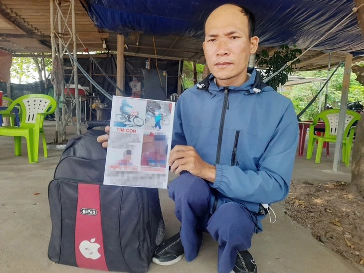 Ông Nguyễn Văn Quyền trong một lần đi tìm con. Ông Nguyễn Văn Quyền trong một lần đi tìm con.