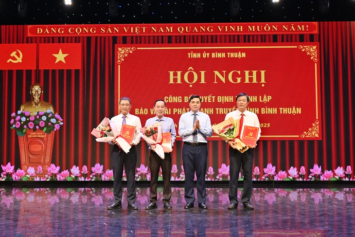 Ông Nguyễn Hoài Anh trao quyết định và chúc mừng các lãnh đạo Báo và Đài phát thanh - truyền hình tỉnh Bình Thuận sau hợp nhất Ông Lê Huy Toàn làm tổng biên tập Báo và Đài phát thanh - truyền hình Bình Thuận
