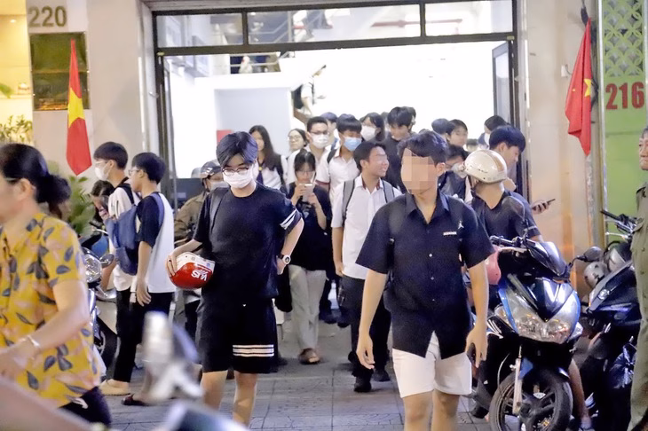 Chấn chỉnh dạy thêm, học thêm: Hướng đi mới cho đổi mới giáo dục Học sinh ra về sau khi học thêm ở TP.HCM