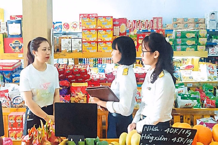 Công chức thuế hướng dẫn hộ kinh doanh xuất hóa đơn điện tử.