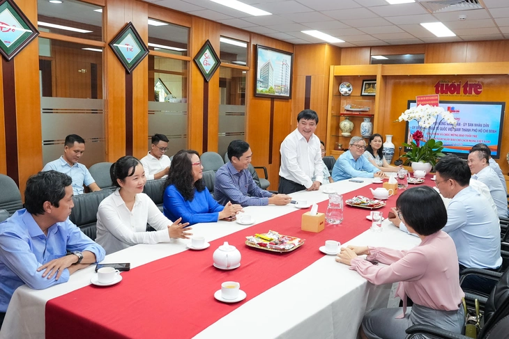 Ông Lê Thế Chữ phát biểu đáp từ Ông Lê Thế Chữ phát biểu đáp từ