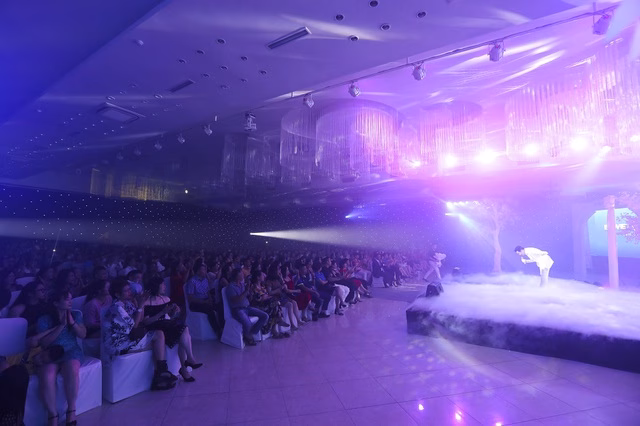 Quang Hà mở màn chuỗi 12 đêm nhạc tại Hải Phòng Quang Hà biểu diễn tại Hải Phòng