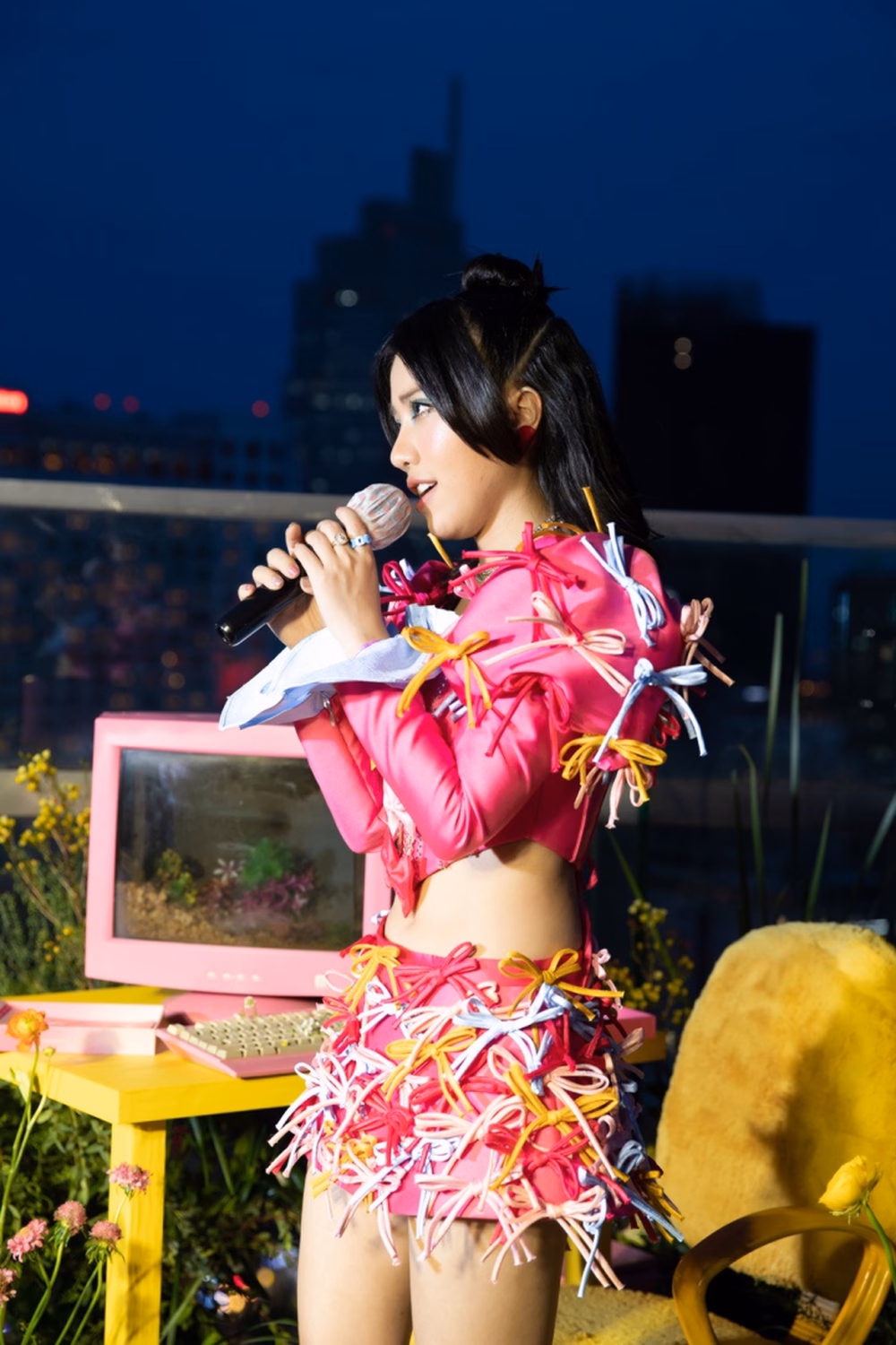 Phùng Khánh Linh tại phòng thu Phùng Khánh Linh tại phòng thu
